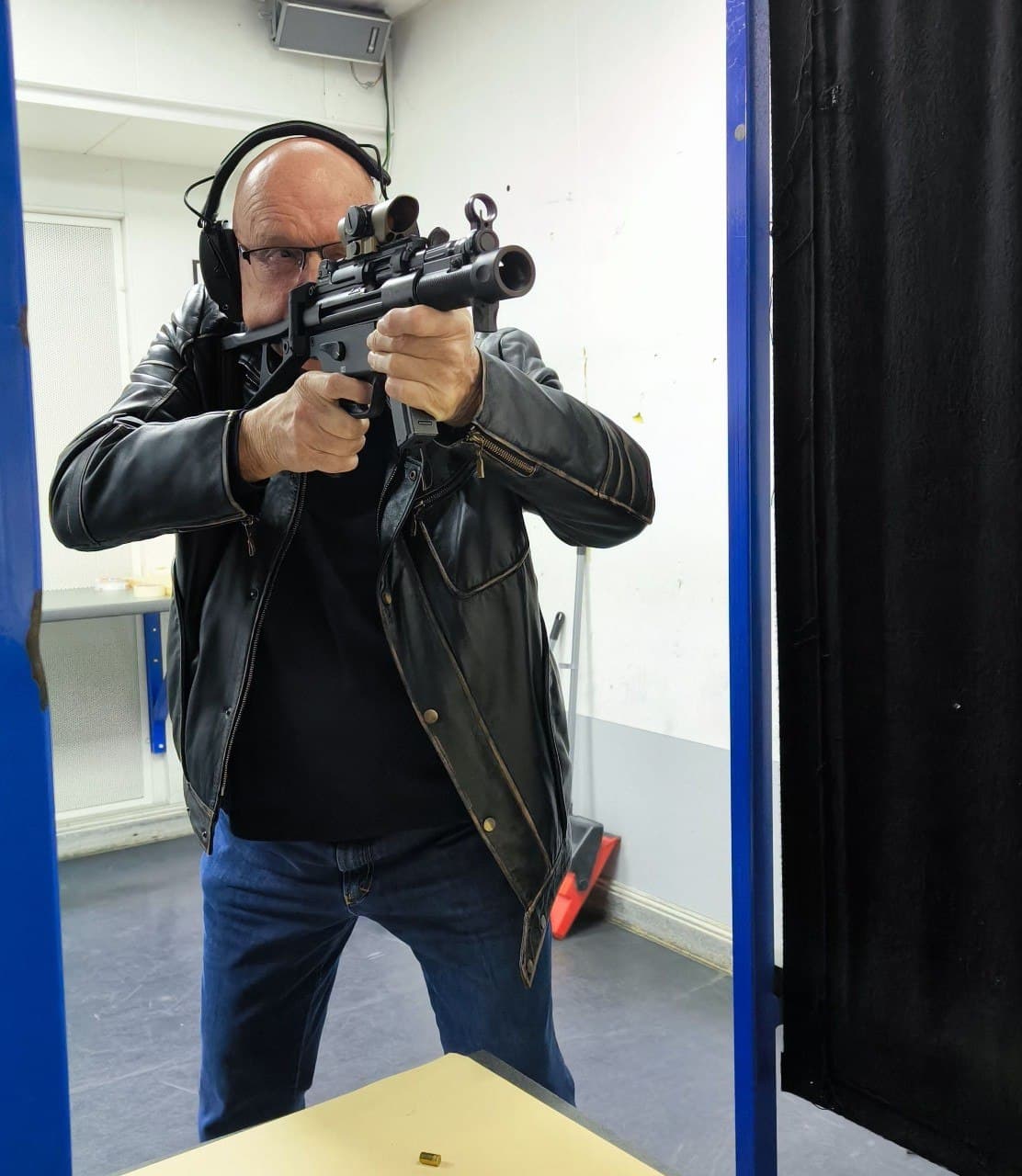 Holger Stippel beim Schießtraining mit Maschinenpistole auf dem Schießstand